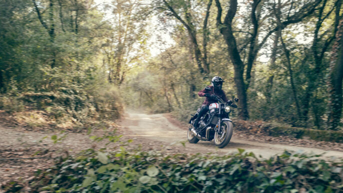 2022-Yamaha-XS700SCR-EU-Tech_Black-Action-002-03