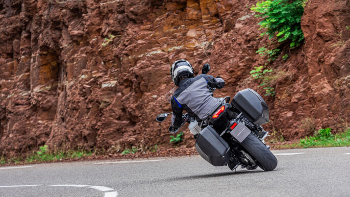 2025-Yamaha-MT09ATRDXS-EU-Ceramic_Ice-Action-006-03