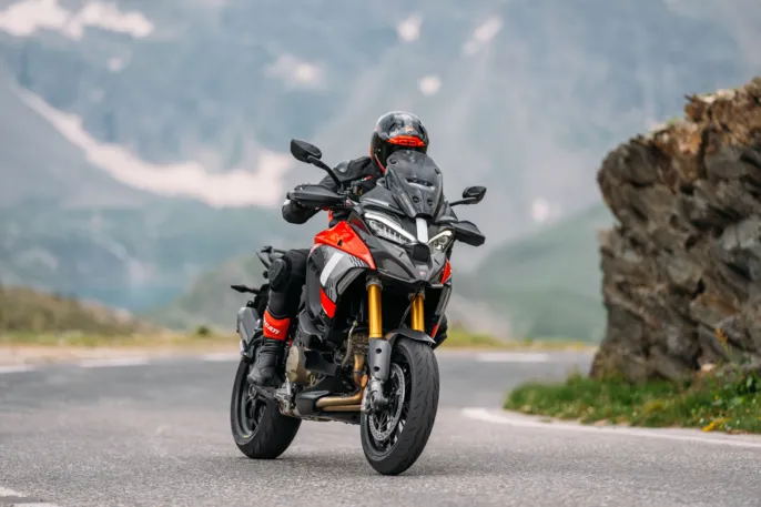 MY25_DUCATI_MULTISTRADA_V4_PIKES_PEAK_DYN_ONLOCATION _15__UC692777_High