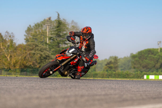 MY24_HYPERMOTARD_698_MONO _340__UC575906_High