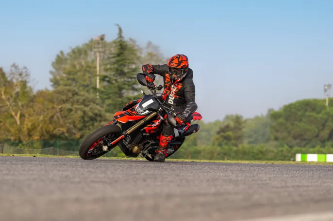 MY24_HYPERMOTARD_698_MONO _340__UC575906_High
