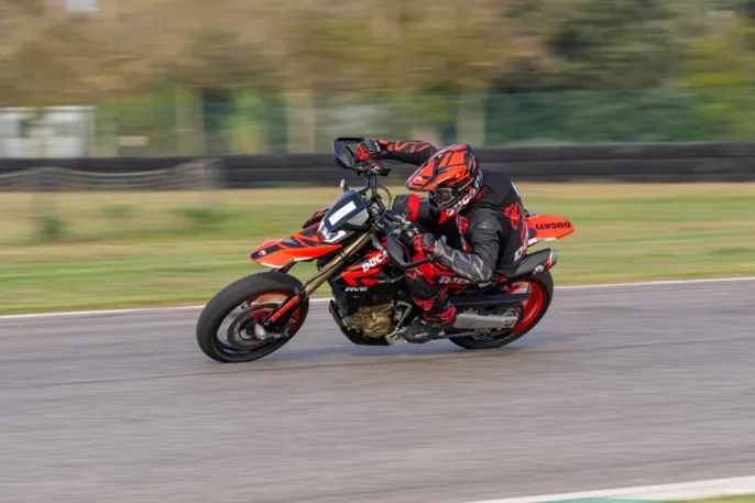 MY24_HYPERMOTARD_698_MONO _335__UC575916_High