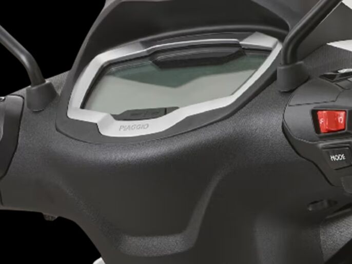 Piaggio_Beverly-400_close-up_900x675_Display_1