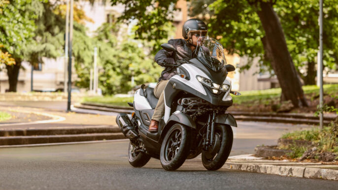 2025_YAM_LMW300YM_EU_WM6_ACT_002_03_preview