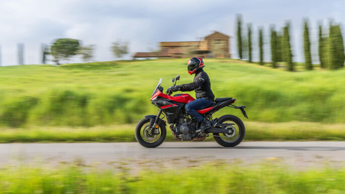 2025-Yamaha-MT07TR-EU-Redline-Action-004-03