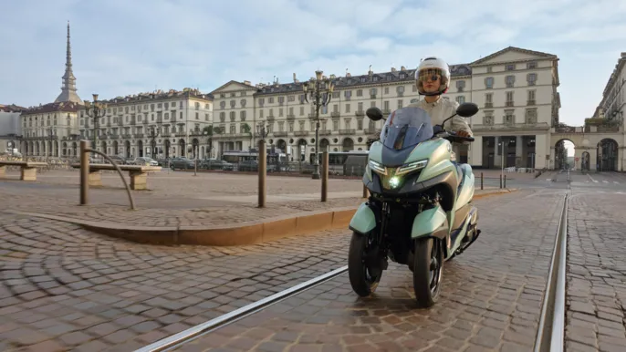 2025-Yamaha-LMW125AYM-EU-Zen_Green-Action-010-03