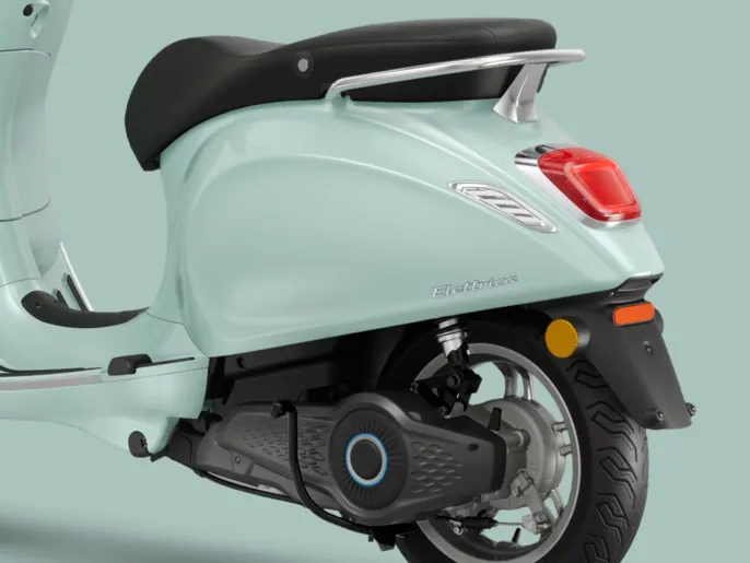 Vespa_Primavera-Elettrica-45_Verde-Amabile_WallImg_1920x1440_sella-motore_1+2