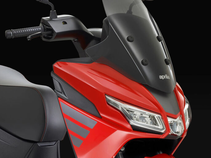 Aprilia_SXR-50-red_wall-img_1920x1440_fari_1+1