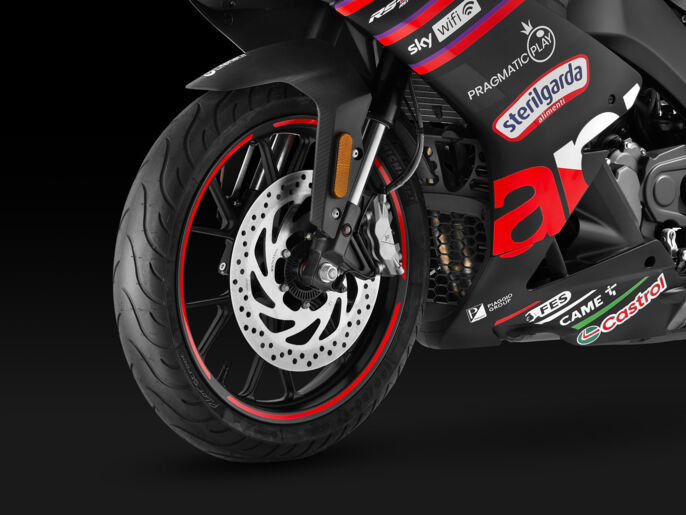 Aprilia_RS-125-GP-Replica_Wall-img_1920x1440_Ruota-ant_1