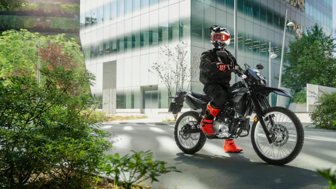 2026-Yamaha-WR125-EU-Yamaha_Black-Static-007-03