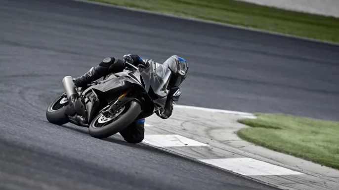 2025-Yamaha-YZF600R6RCOMP-EU-Tech_Black-Action-006-03