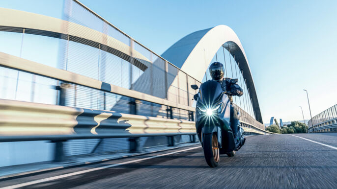 2026-Yamaha-G150SV-EU-Crystal_Graphite-Action-004-03