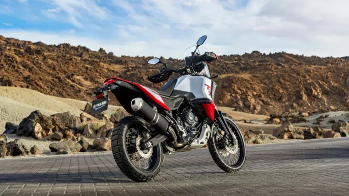 2026-Yamaha-XTZ700D-EU-Redline_White-Static-014-03