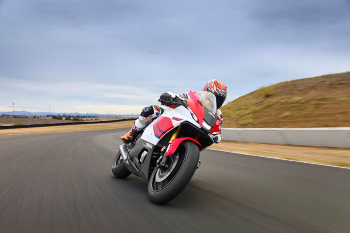 2026-Yamaha-YZF700R7-EU-Anniversary_White-Action-004-03