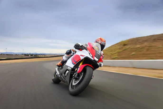 2026-Yamaha-YZF700R7-EU-Anniversary_White-Action-004-03