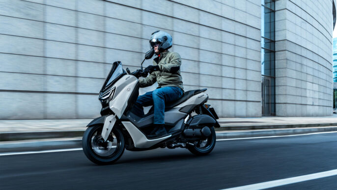 2026-Yamaha-G125YMSV-EU-Ceramic_Grey-Action-011-03