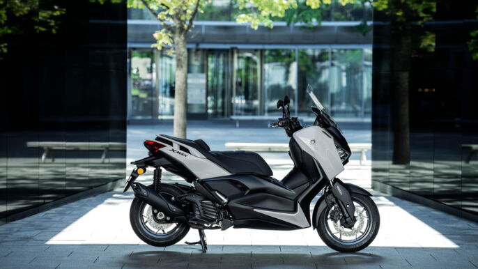 2026-Yamaha-XMAX125ASP-EU-Ceramic_Grey-Static-004-03