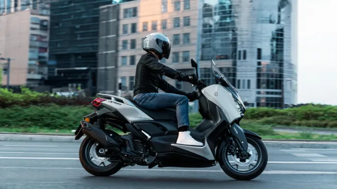 2026-Yamaha-XMAX125ASPH-EU-Ceramic_Grey-Action-005-03