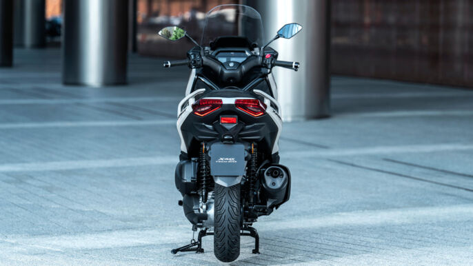 2026-Yamaha-XMAX300ASV-EU-Ceramic_Grey-Static-005-03