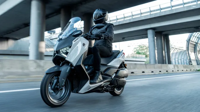 2026-Yamaha-XMAX300ASVH-EU-Ceramic_Grey-Action-008-03
