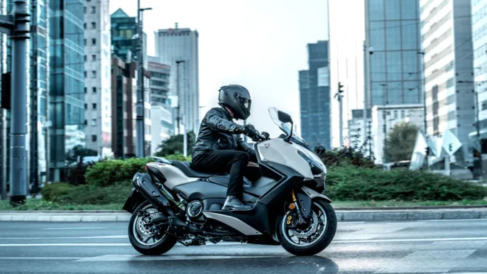 2026-Yamaha-XP500ADX-EU-Ceramic_Grey-Action-005-03