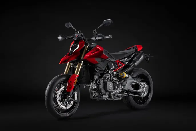 MY26_HYPERMOTARD_V2_STUDIO _11__UC873975_High