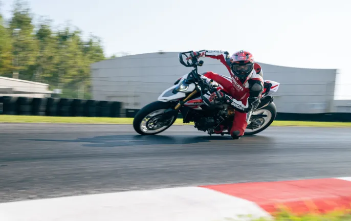 MY26_HYPERMOTARD_V2S_DYNAMIC _2__1_UC874020_High
