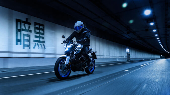 2026-Yamaha-MT125A-EU-Ice_Storm-Action-006-03