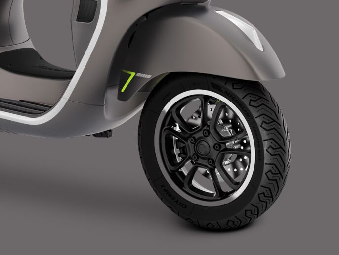 Piaggio-Vespa-GTS-SuperTech-1920x1440-WALL+IMG-DESK-C-125