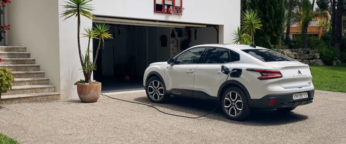 Citroen_C4X_charge_devant_maison_2880_1200.jpg