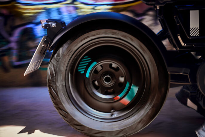 1688989201Bez-n-zvu-1-0007-P90512769-highRes-the-new-bmw-ce-02-07