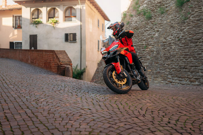 MY25_MULTISTRADA_V2_DYNAMIC _42__UC732455_Low