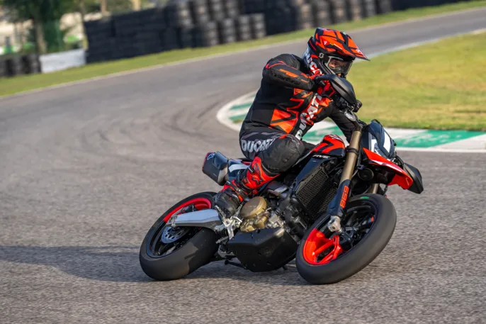 MY24_HYPERMOTARD_698_MONO _347__UC575914_High