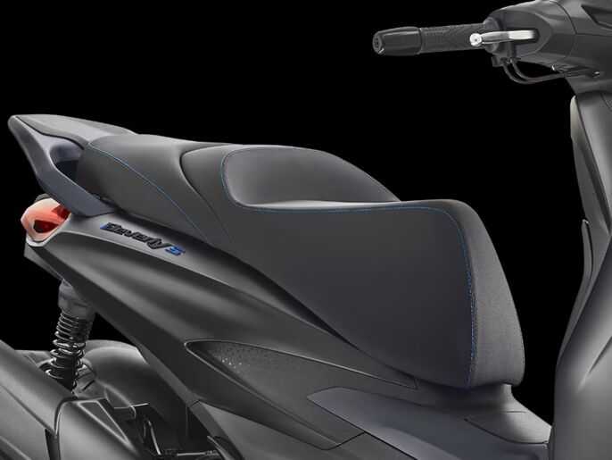 Piaggio_Beverly-400-S_close-up_900x675_Sella_1