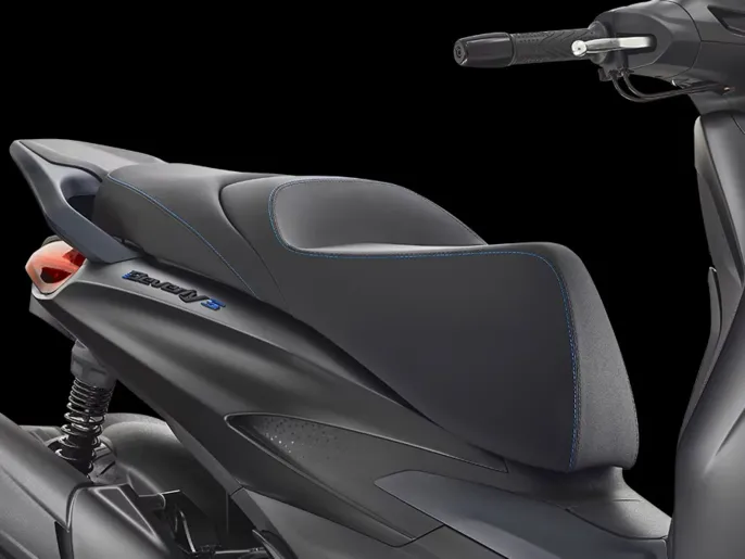 Piaggio_Beverly-400-S_close-up_900x675_Sella_1