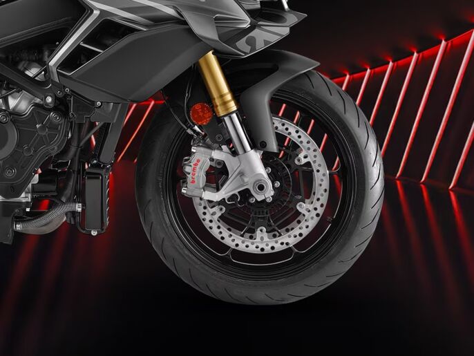 Aprilia_Facelift_Tuono-V4_Close-Up_900x675_Ruota-ant_1+1