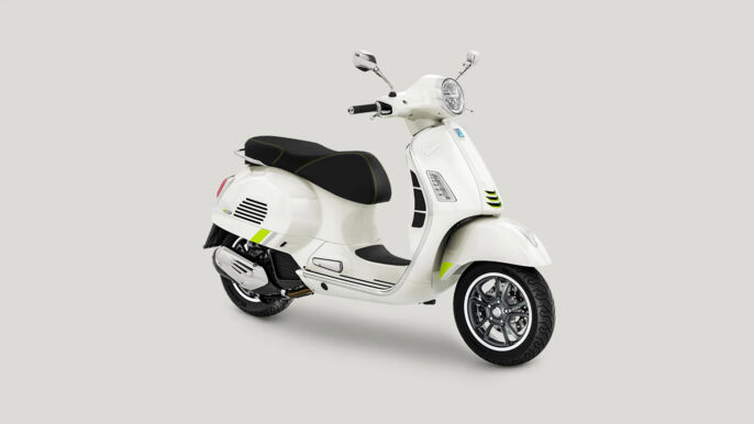 Vespa_Facelift_GTS_SUPER_TECH_125_Gallery_1920x1080_Bianca_1+2