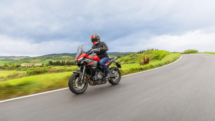 2025-Yamaha-MT07TR-EU-Redline-Action-001-03