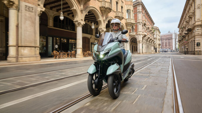2025-Yamaha-LMW125AYM-EU-Zen_Green-Action-001-03