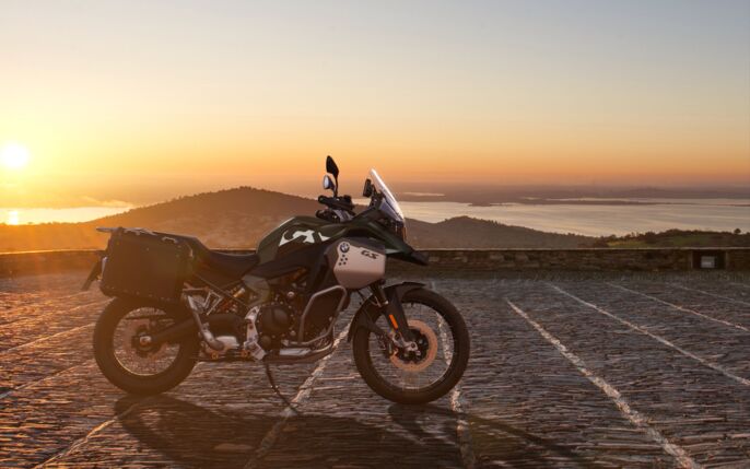 P90608182_highRes_bmw-motorrad-model-r