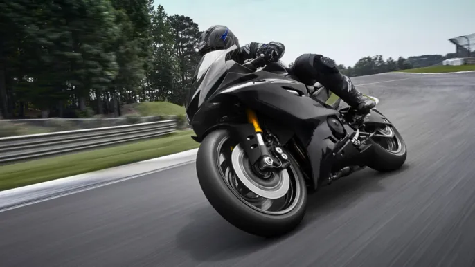 2025-Yamaha-YZF600R6RCOMP-EU-Tech_Black-Action-005-03
