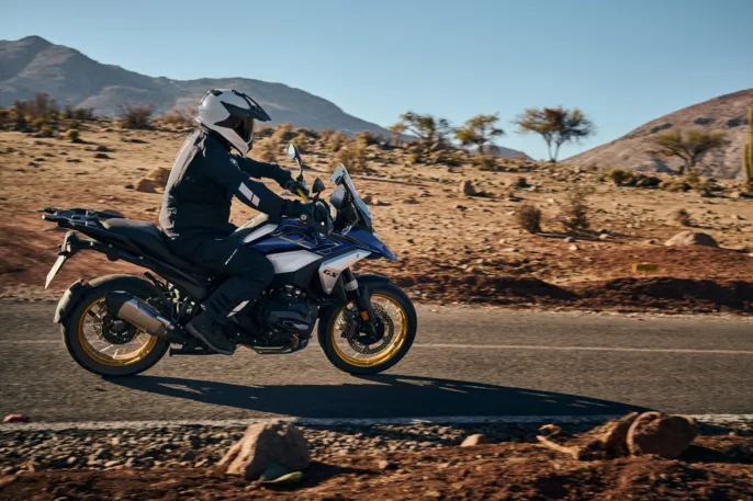 P90608211_highRes_bmw-motorrad-model-r