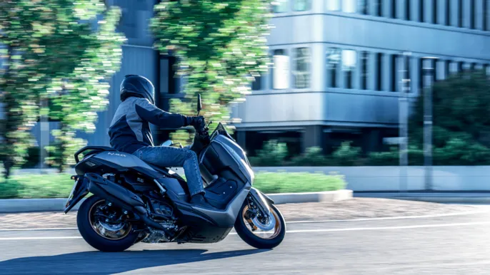 2026-Yamaha-G150SV-EU-Crystal_Graphite-Action-010-03
