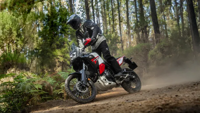 2026-Yamaha-XTZ700D-EU-Redline_White-Action-019-03