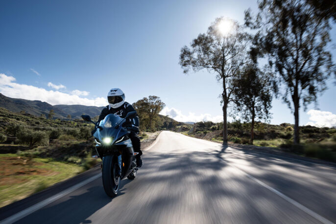 2026-Yamaha-YZF-R125A-EU-Tech_Black-Action-002-03