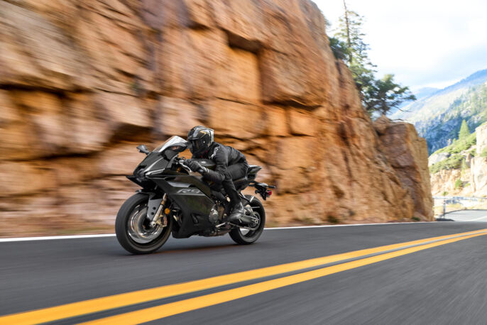 2026-Yamaha-YZF900R9-EU-Tech_Black-Action-002-03