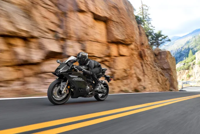 2026-Yamaha-YZF900R9-EU-Tech_Black-Action-002-03