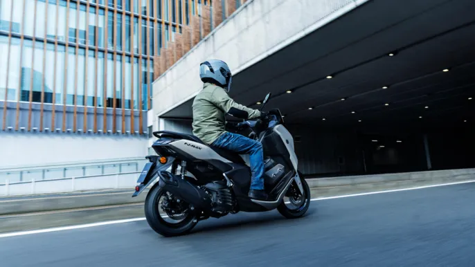 2026-Yamaha-G125YMSV-EU-Ceramic_Grey-Action-014-03