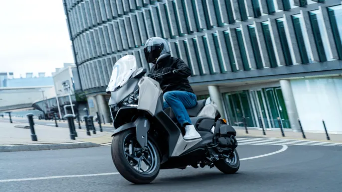 2026-Yamaha-XMAX125ASPH-EU-Ceramic_Grey-Action-001-03