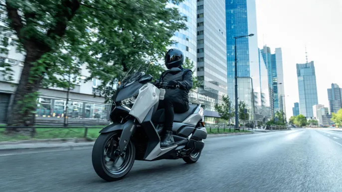 2026-Yamaha-XMAX300ASVH-EU-Ceramic_Grey-Action-002-03